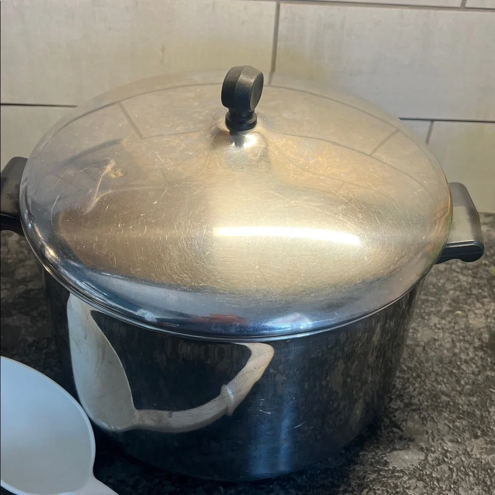 Vintage 8qt Farberware stock pot w/lid & spoon Excellent condition. Still shiny